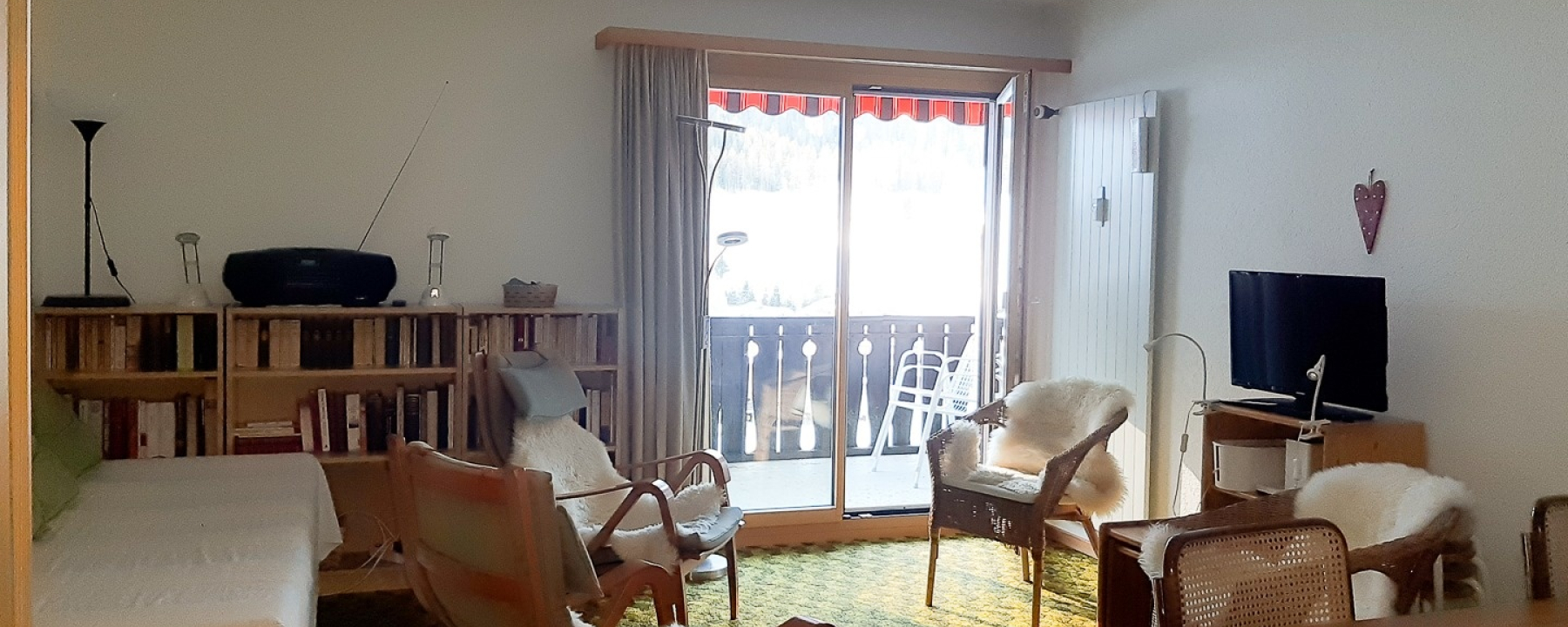 Wohnzimmer mit Ausziehbett und TV