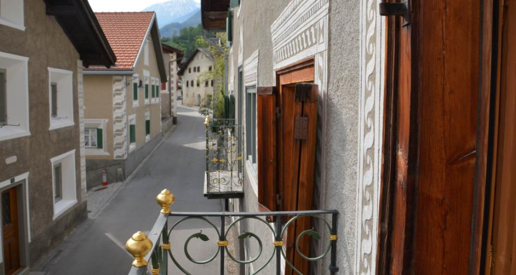 Blick vom Balkon Haus Cos auf die Dorfstrasse. Blick vom Balkon Haus Cos auf die Dorfstrasse.