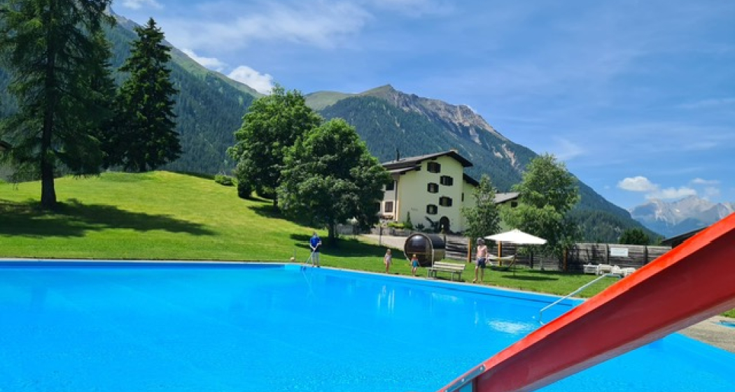 Bergbadi offen Mitte Juli bis Mitte August mit Sicht auf Chasa Nana. Bergbadi offen Mitte Juli bis Mitte August mit Sicht auf Chasa Nana.