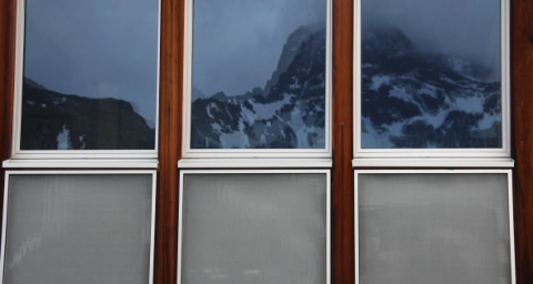 Detailansicht der Südfassade der Kesch-Hütte. Detailansicht der Südfassade der Kesch-Hütte.
