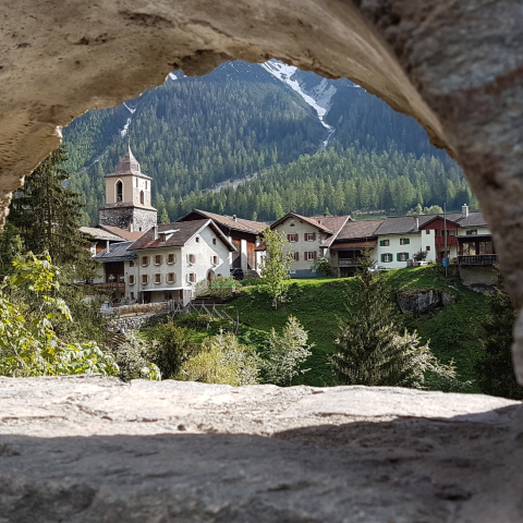 Scenic hiking round trip around Latsch in Parc Ela (oua_70240844_image)