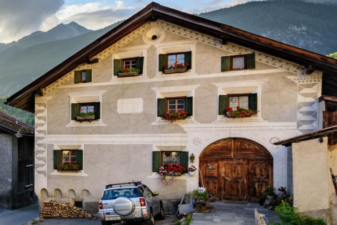 The Streglia farm is one of the last two farms in the centre of the village of Filisur.