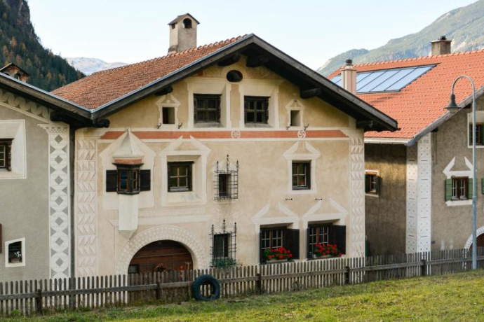 Row of houses with the Chesa Jakob Schutz.