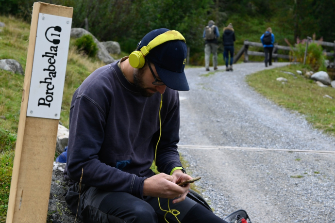 Hiking audiobook Porchabella – Bird of Freedom. Start in chants at the first post.