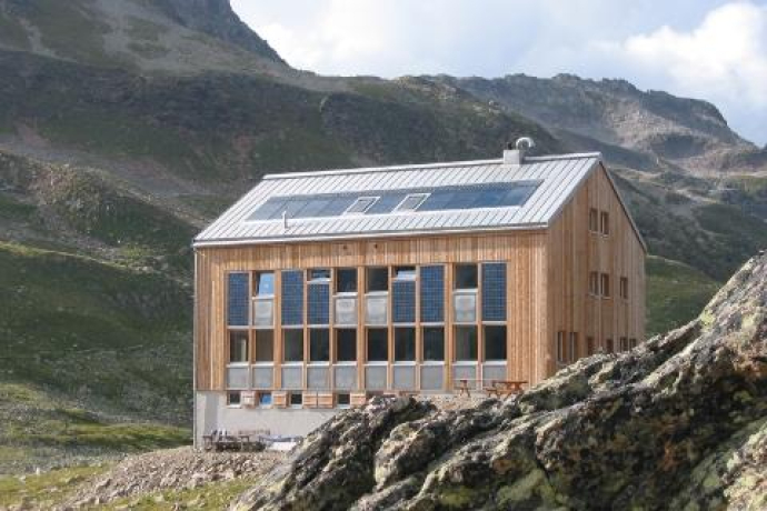 Südfassade der Kesch-Hütte.