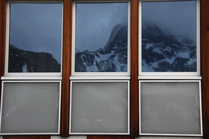 Detailansicht der Südfassade der Kesch-Hütte.