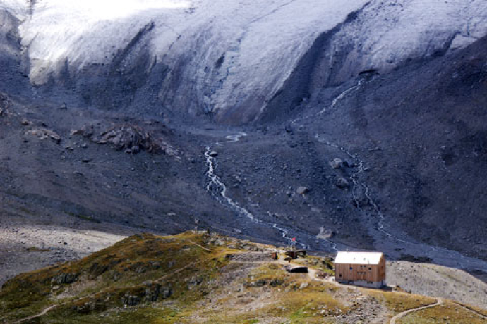 Die Kesch-Hütte des SAC, im Hintergrund der Porchabella-Gletscher.