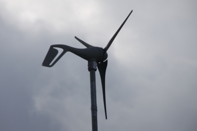 Windrad zur Energeigewinnung für die Kesch-Hütte.