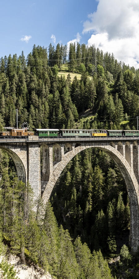 Nostalgiezug beim Wiesnerviadukt (c: Rhätische Bahn/Andrea Badrutt)