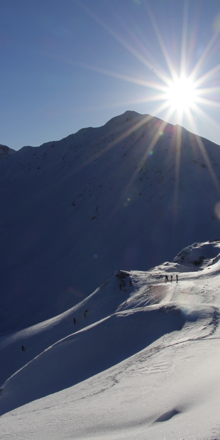 Schneeschuhwandern bei Sonnenaufgang