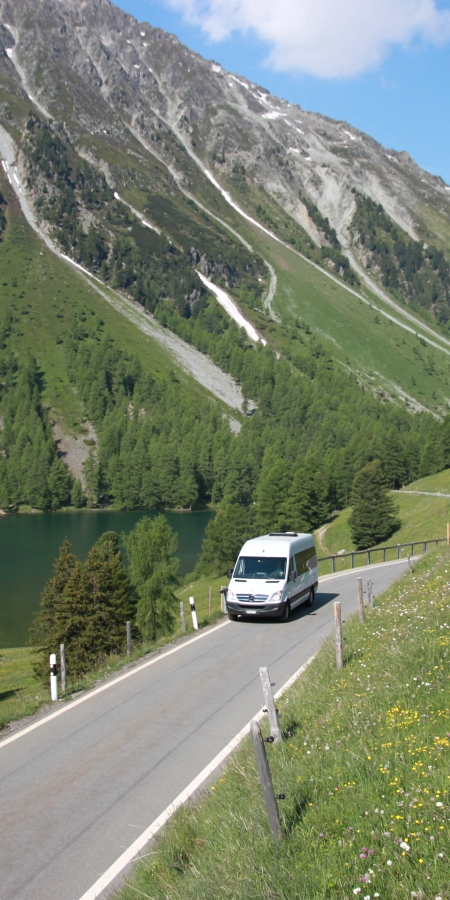 Bus Alpin auf dem Alublapass Bus Alpin auf dem Alublapass