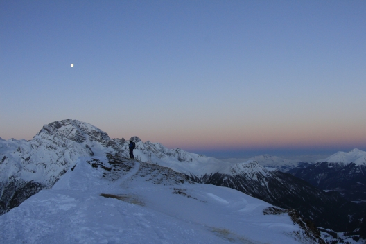 Schneeschuhwandern bei Sonnenaufgang