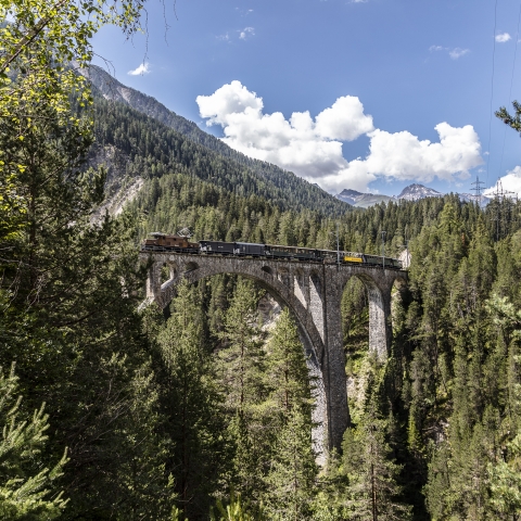 Nostalgiezug beim Wiesnerviadukt (c: Rhätische Bahn/Andrea Badrutt)