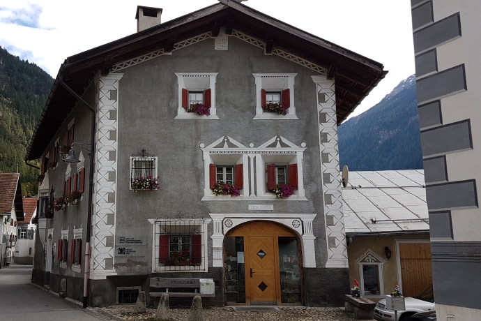 Engadinerhaus Bibliothek Filisur