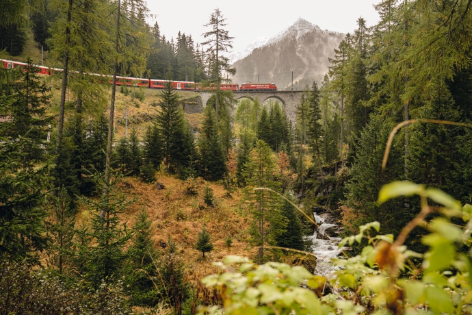 RhB auf dem Albulapass Viadukt zwischen Berguen und Preda (Copyright: Schweiz Tourismus/Andre Meier)