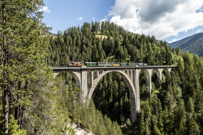Nostalgiezug beim Wiesnerviadukt (c: Rhätische Bahn/Andrea Badrutt) Nostalgiezug beim Wiesnerviadukt (c: Rhätische Bahn/Andrea Badrutt)