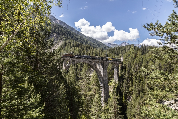 Nostalgiezug beim Wiesnerviadukt (c: Rhätische Bahn/Andrea Badrutt) Nostalgiezug beim Wiesnerviadukt (c: Rhätische Bahn/Andrea Badrutt)