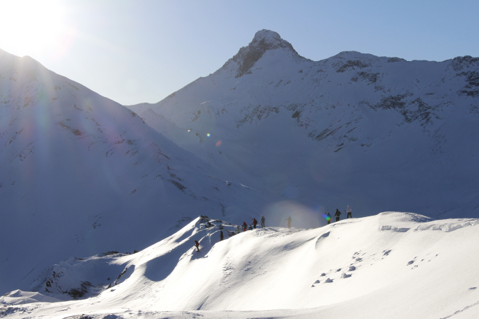 Schneeschuhwandern bei Sonnenaufgang